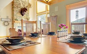Secluded & Spacious Mountain Getaway